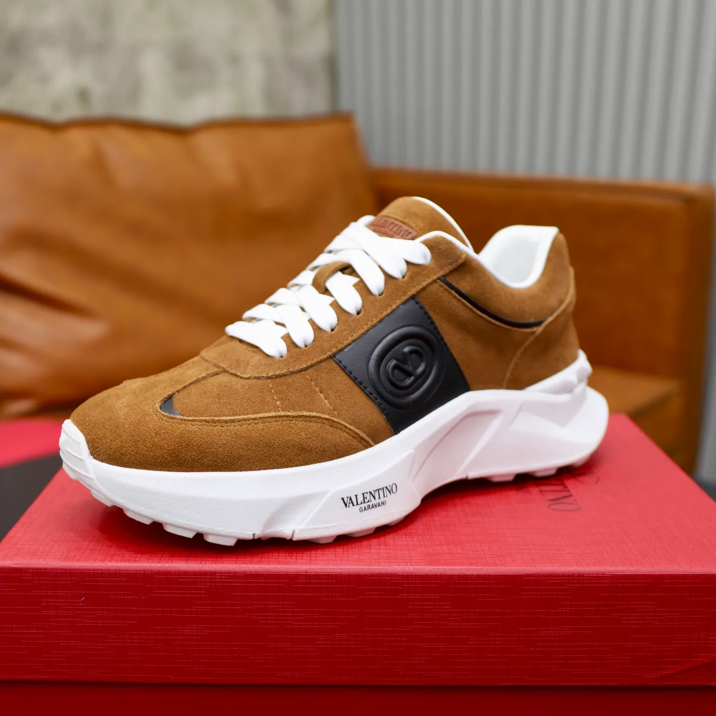 Ex-factory price: 440💰VALENTINO/Valentino Men's latest low-top thick-soled sports shoes are shipped. Made with heavy industry, men's fine casual sports shoes, versatile style. Original leather, rubber lines embellished with geometric segmented uppers, hand-sewn with precision, novel and fashionable style, rubber soles with rivet details on the front and back, VALENTINO GARAVANI LOGO printed on the side, and Valentino Garavani decorative inlay on the tongue. Logo, comfortable, breathable and durable on the feet! Comes with full original packaging! Code number: 38-39-40-41-42-43-44 (45 can be customized)